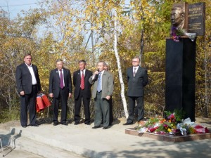 Хандыга - юбилей поселка открытие бюста Кычкина на площади Ленина