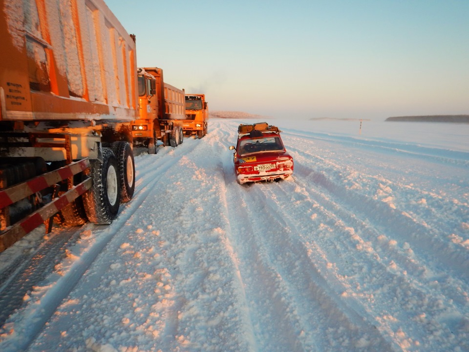 При разъезде со встречными приходилось спрыгивать с накатанной колеи
