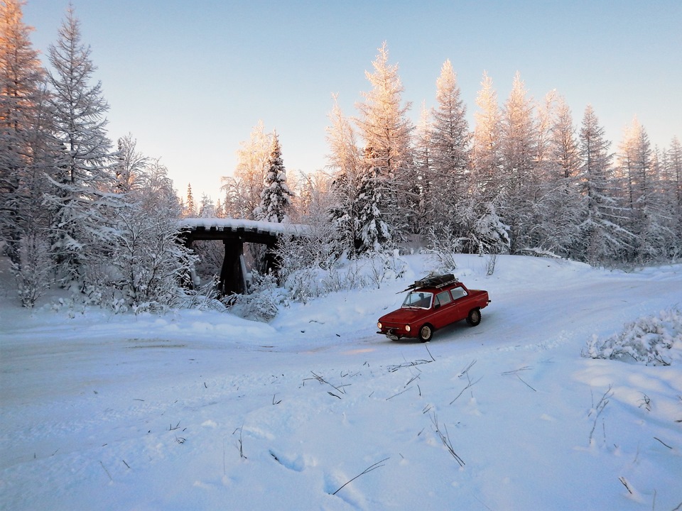 Зимник проходит вдоль заброшенной сталинской стройки