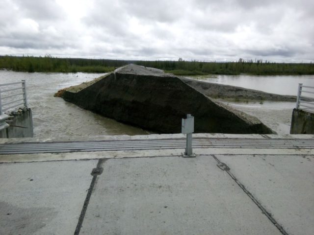 мост через реку Восточная Хандыга разрушен