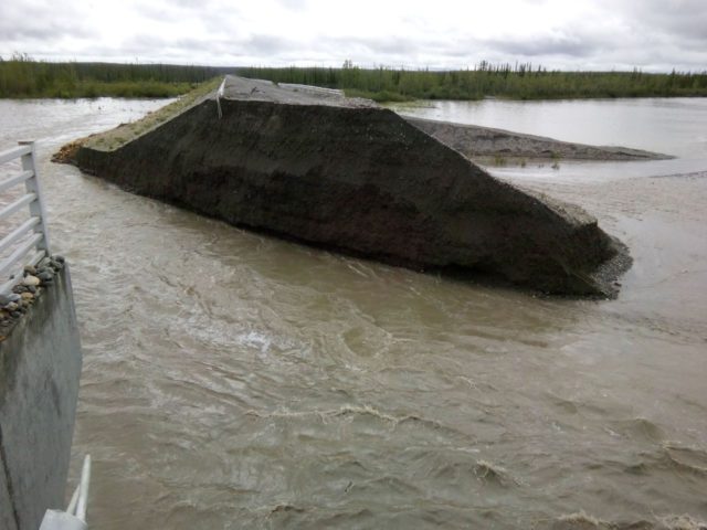 мост через реку Восточная Хандыга уничтожен