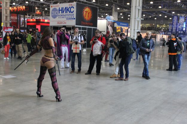 Она говорила со мной, стоя посреди аэропорта