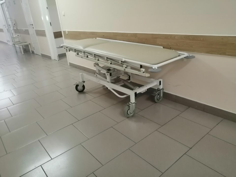 больница Геленджика — каталка в коридоре